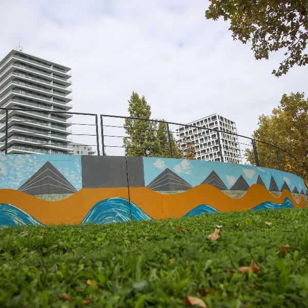 „A fal van, hogy többet akar, mint amit előre megtervezel” – Babos Zsili mesél a BudaPart új street art falfestéséről
